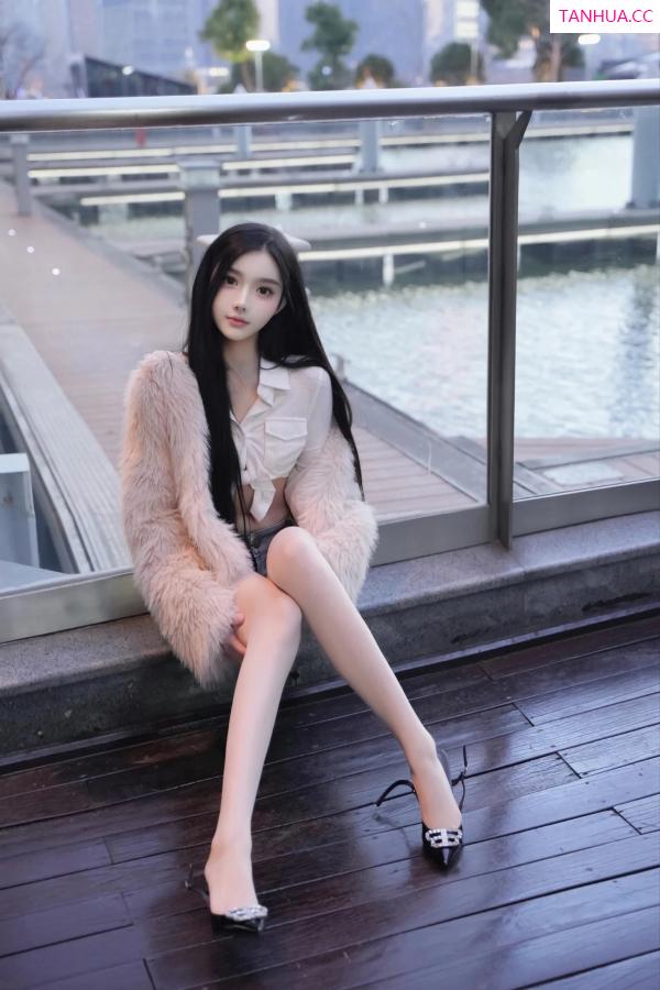   [XiuRen]高清写真图 2024.03.20 No.8261 龙雪儿 清纯美腿第43张图片